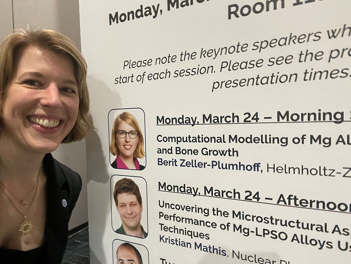 Berit vor einem Poster zu ihrem Talk